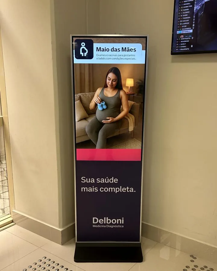 Totem digital Delboni com campanha Maio das Mães em recepção de clinica